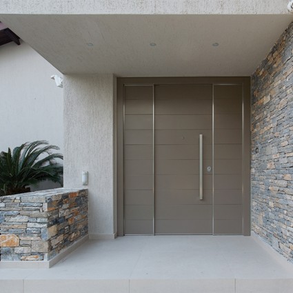 Πόρτα Golden Door με φάσες αλουμινίου